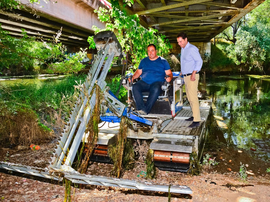 El barco anfibio de Torrejón, único en España, vuelve al río Henares contra los mosquitos