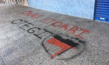 Atacan la sede del PP de Coslada y escriben esto en el suelo
