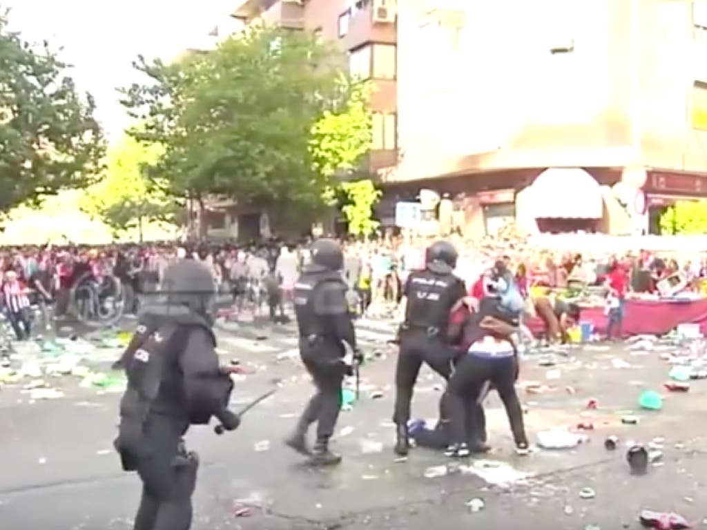 25 heridos en los disturbios previos al derbi en el Vicente Calderón