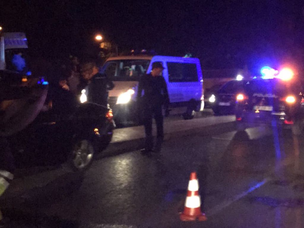 Estrella su coche contra una farola en Alcalá de Henares