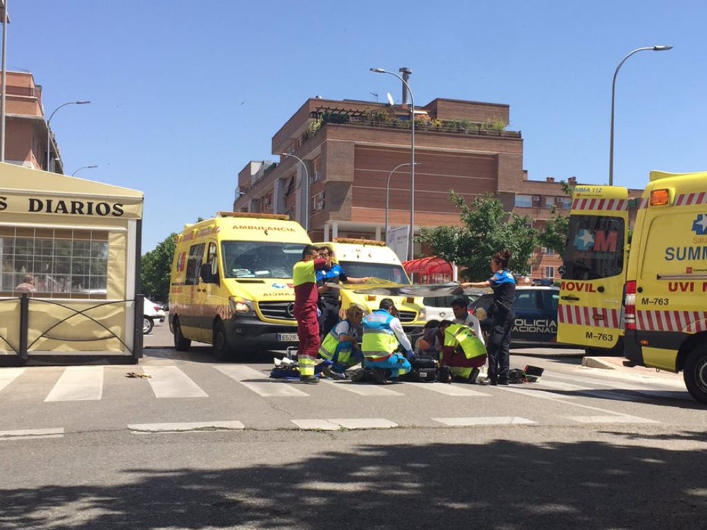 Los servicios de emergencia tratando de reinimarle (112). 