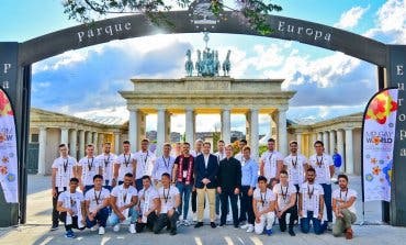 Los candidatos a Mister Gay World visitan el Parque Europa de Torrejón