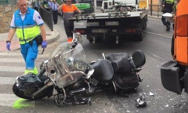 Muy grave un motorista tras chocar contra un camión en Madrid