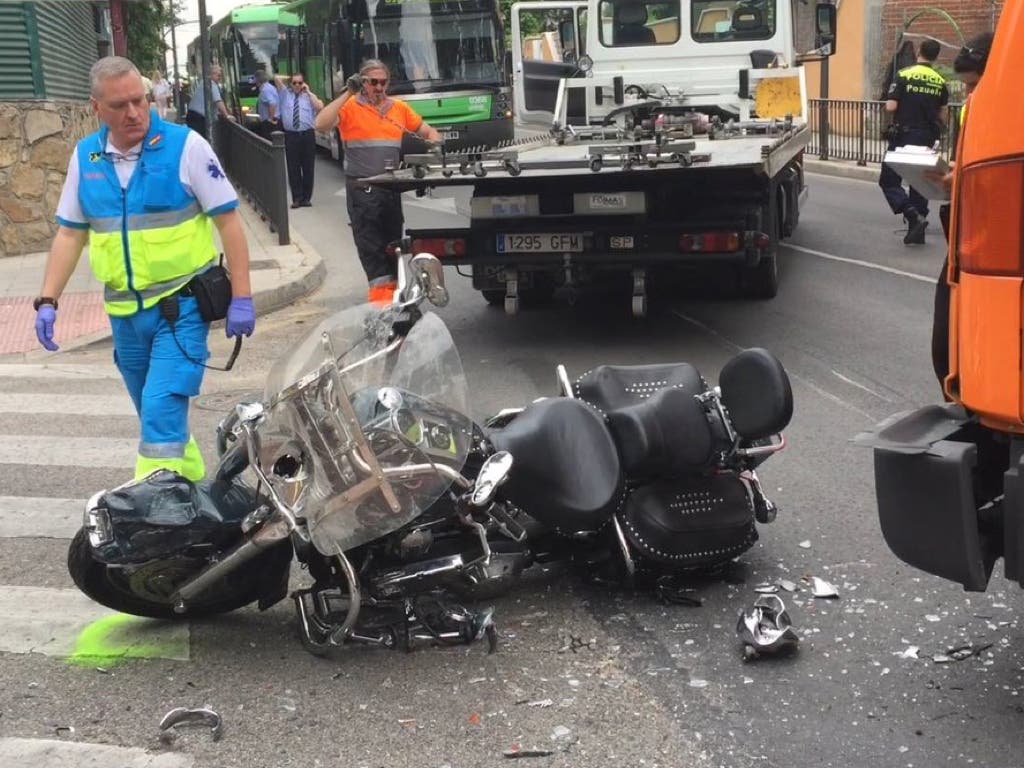 Muy grave un motorista tras chocar contra un camión en Madrid