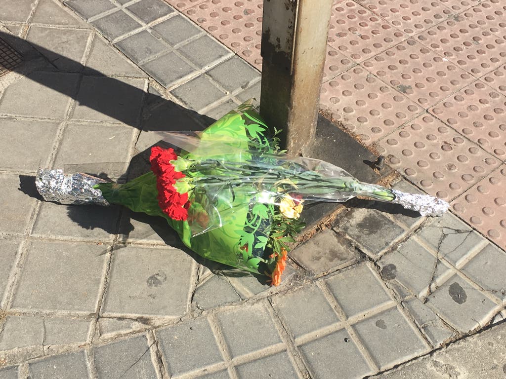 Dos ramos de flores en recuerdo de Ramón (MiraCorredor.tv). 