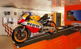 La moto de Marc Márquez llega a Torrejón