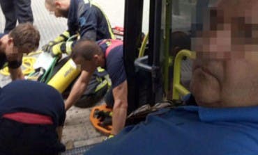 Rescatan a un hombre en silla de ruedas, atrapado en un autobús de la EMT