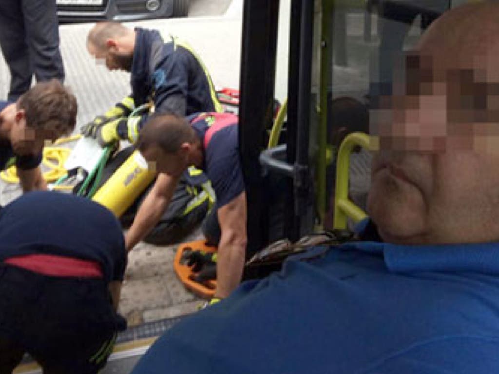 Rescatan a un hombre en silla de ruedas, atrapado en un autobús de la EMT
