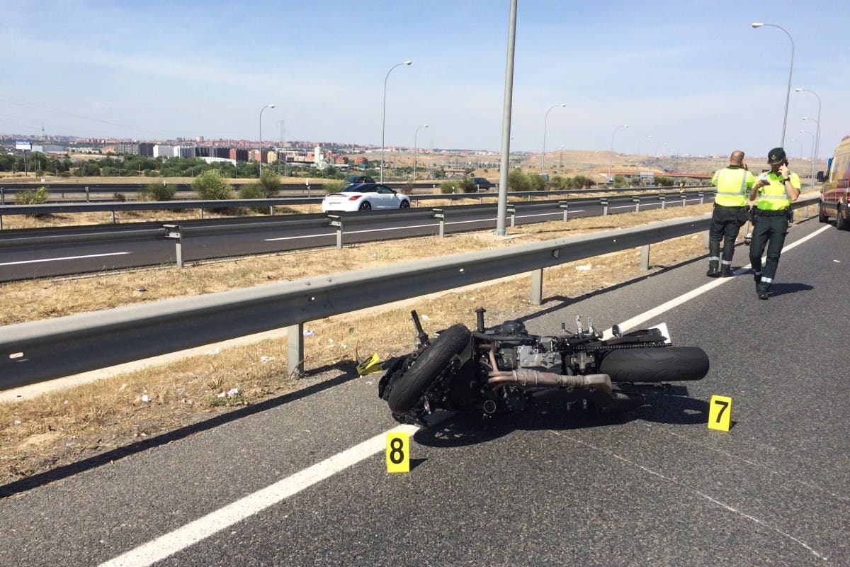 Muere una joven de 24 años en un accidente de moto en la M-45