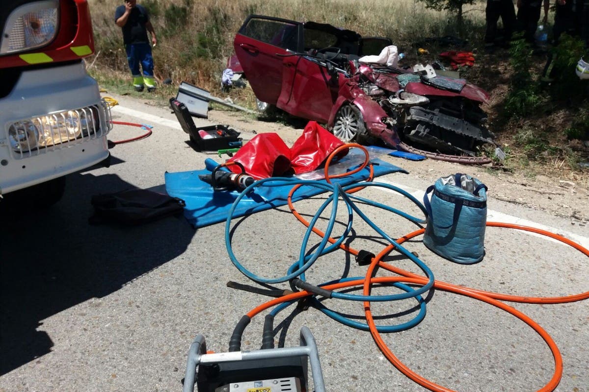 Tres mayores atrapados tras un accidente en la carretera de Campo Real a Loeches