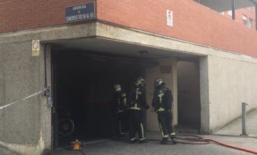 Desalojan dos edificios en San Fernando tras incendiarse un vehículo en un garaje