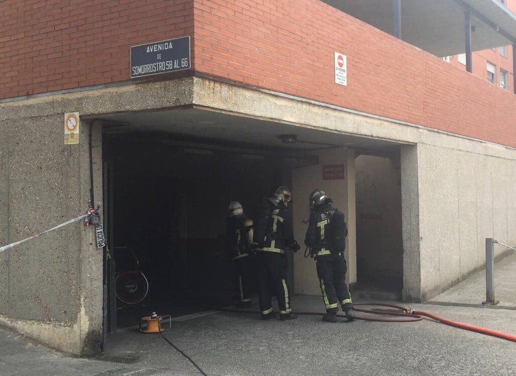 Desalojan dos edificios en San Fernando tras incendiarse un vehículo en un garaje