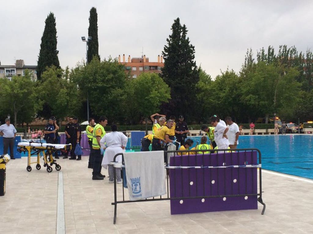 Se ahoga en una piscina de Madrid, entra en parada y logran salvarle la vida