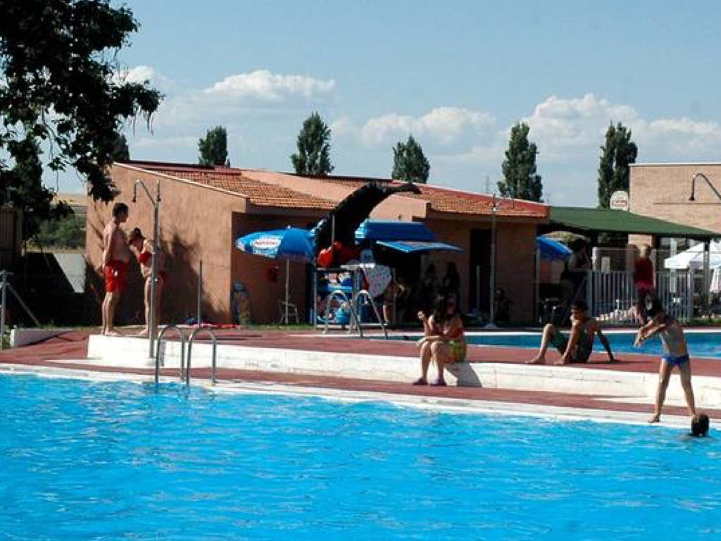 Un hombre, a punto de morir ahogado en la piscina de Azuqueca