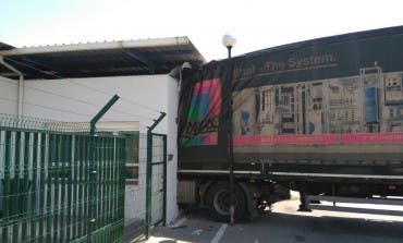 Empotra su camión contra la fábrica de IVECO porque no le dejaban pasar con chanclas