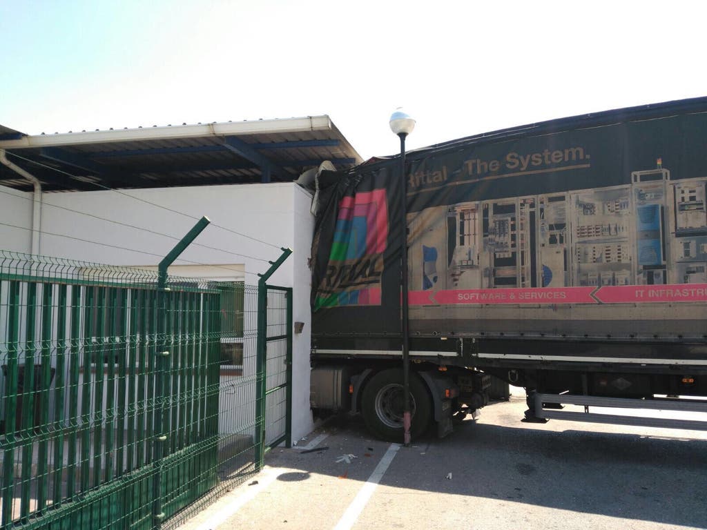 Empotra su camión contra la fábrica de IVECO porque no le dejaban pasar con chanclas