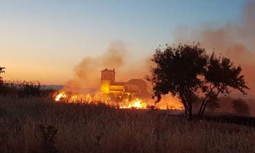 Espectacular incendio de pastos anoche en Campo Real