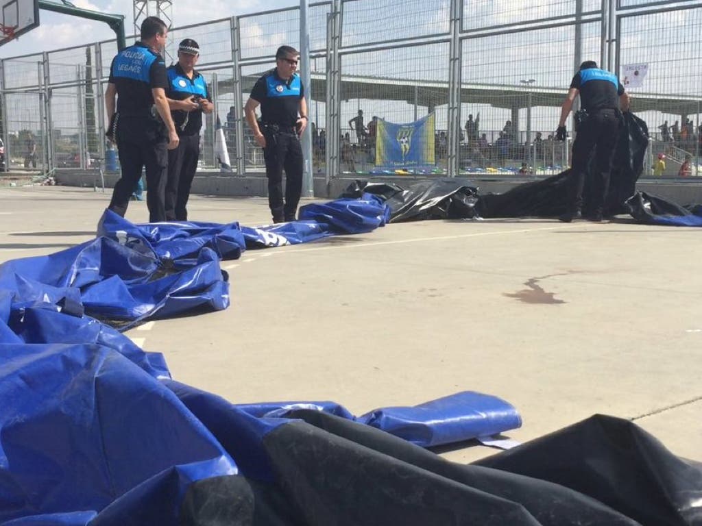 Cuatro heridos al levantarse por el viento cuatro castillos hinchables