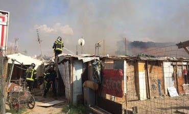 Un incendio calcina dos chabolas en la Cañada Real