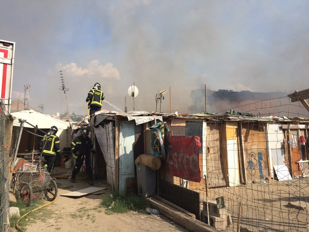 Un incendio calcina dos chabolas en la Cañada Real