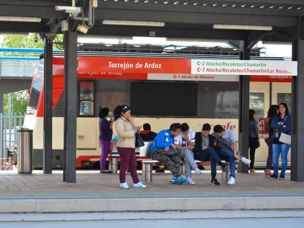 Un tren averiado en Meco y otro en Torrejón complican la tarde en Cercanías