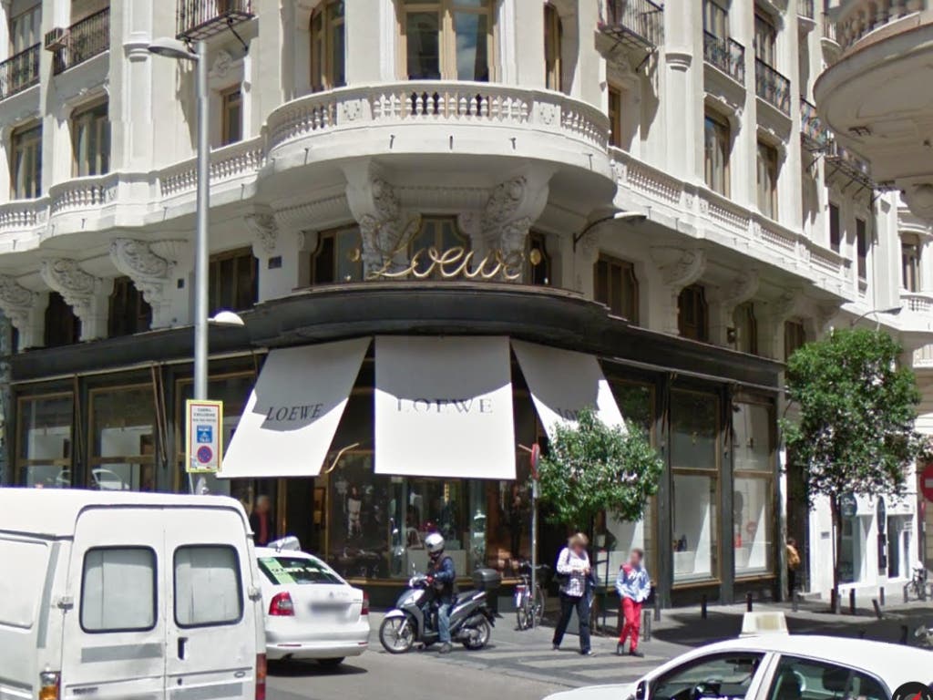 Roban medio millón de euros en bolsos en la tienda Loewe de Gran Vía