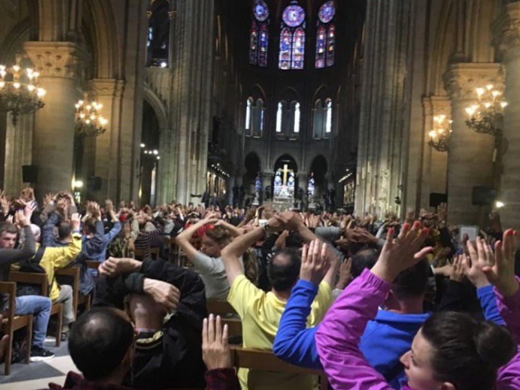 92 jubilados de Guadalajara atrapados en Notre Dame durante el ataque a un policía