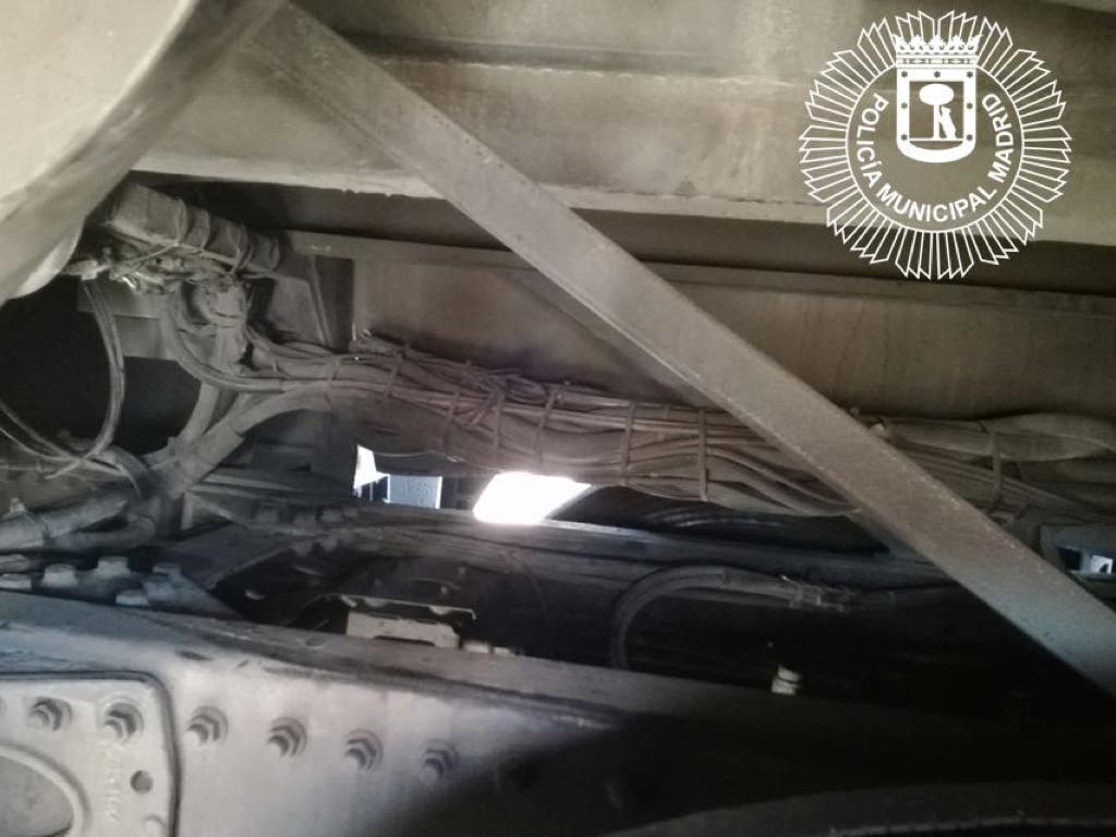 Huye el menor marroquí localizado en los bajos de un autobús en la M-30