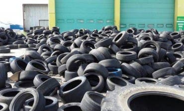 Cientos de neumáticos abandonados en un polígono de Alcalá de Henares