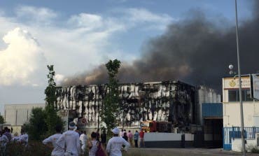 Controlado el incendio que ha calcinado una Panificadora de Alcalá de Henares