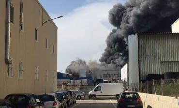 Un incendio con una gran columna de humo afecta a la Panificadora de Alcalá