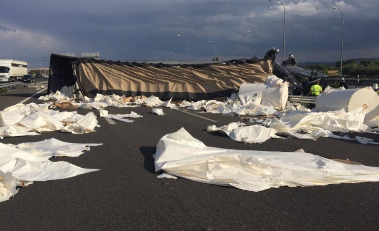 Cortada la M-45 en San Fernando tras volcar un tráiler con 50.000 kilos de papel