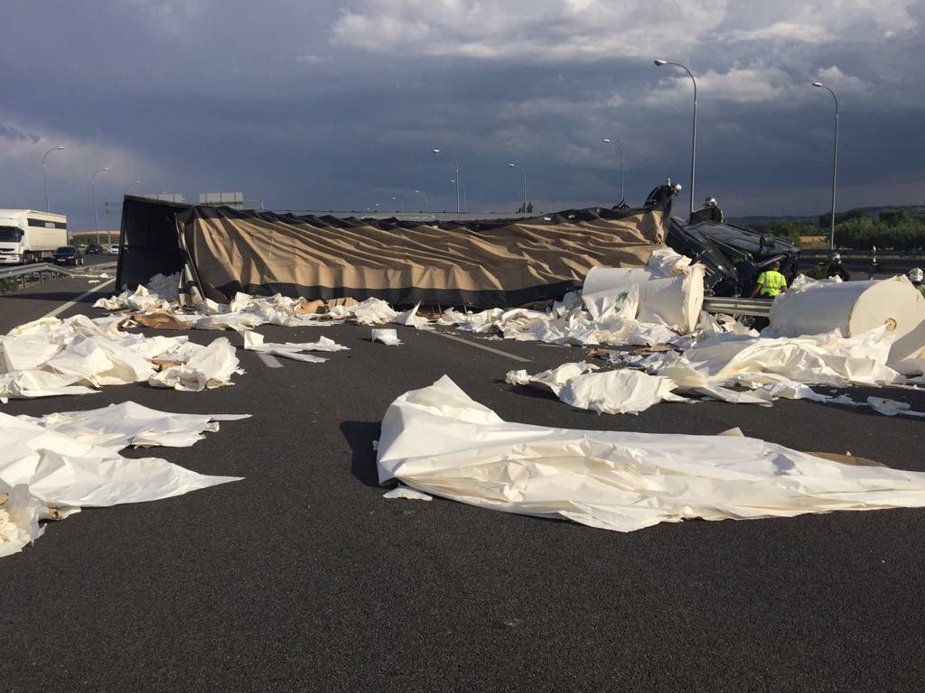 Cortada la M-45 en San Fernando tras volcar un tráiler con 50.000 kilos de papel