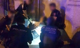 Causa el pánico en Madrid por llevar un cinturón que parecía de explosivos