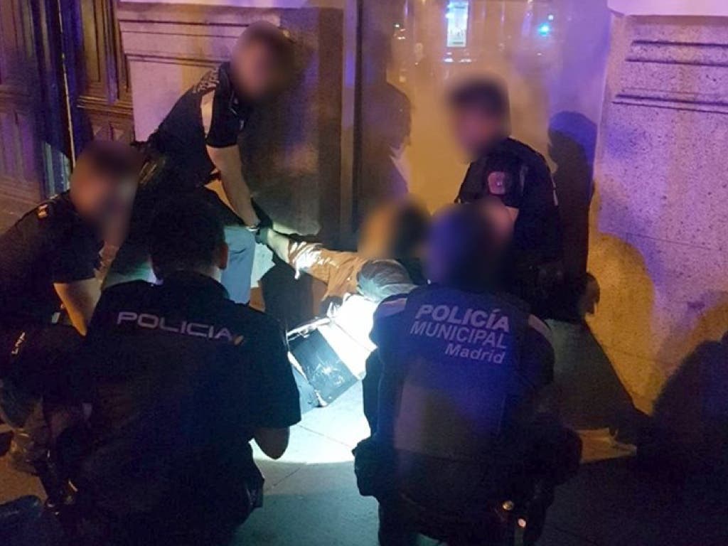 Causa el pánico en Madrid por llevar un cinturón que parecía de explosivos