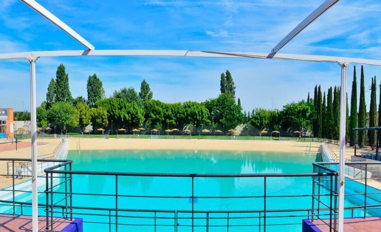 La única piscina de olas pública de Madrid está en Torrejón