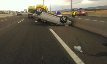 Un accidente en la A-2 deja un vehículo volcado y tres personas afectadas