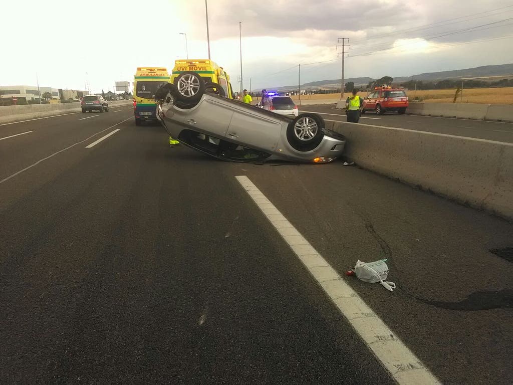 Un accidente en la A-2 deja un vehículo volcado y tres personas afectadas