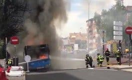 Sale ardiendo en Madrid un autobús de la EMT