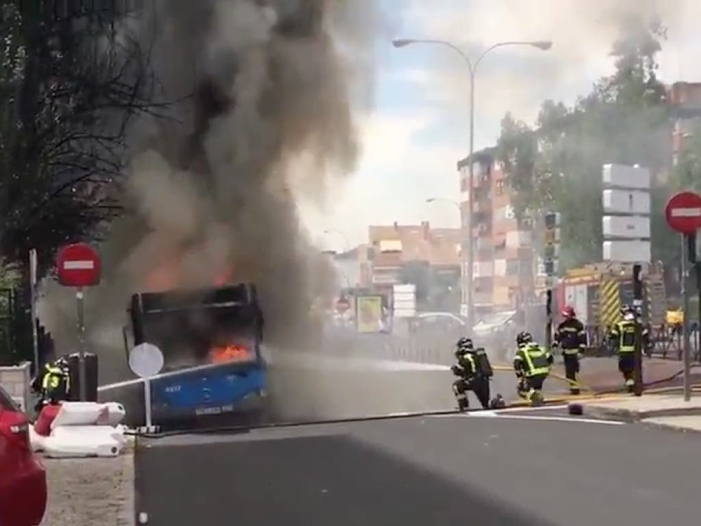 Sale ardiendo en Madrid un autobús de la EMT