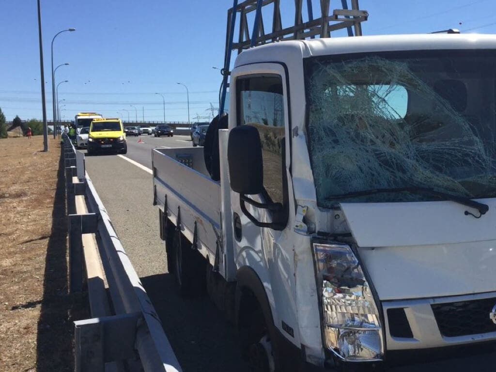 Muere un guardia civil en la A-1 tras ser arrollado por un camión