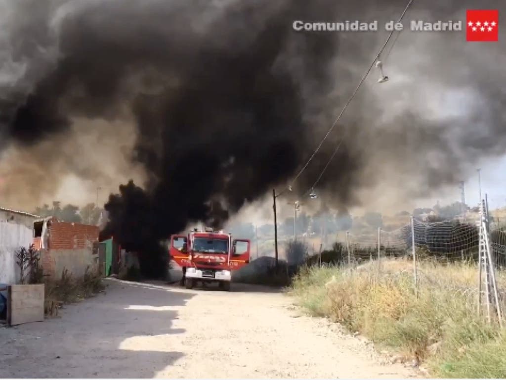 Un incendio arrasa varias chabolas en Madrid