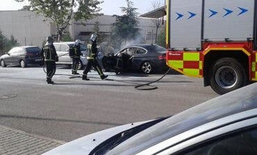 Sale ardiendo un coche en Loeches y los vecinos logran apagarlo