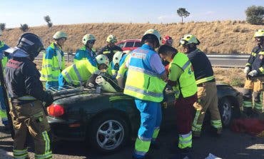 Duro rescate de una mujer atrapada en su descapotable en la M-50