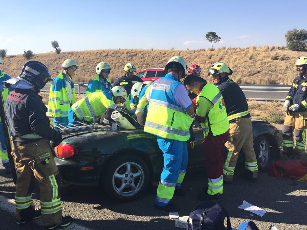 Duro rescate de una mujer atrapada en su descapotable en la M-50