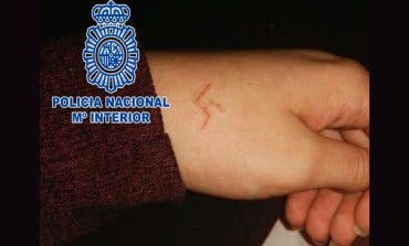 Seis jóvenes detenidos por marcar a fuego una esvástica a una menor