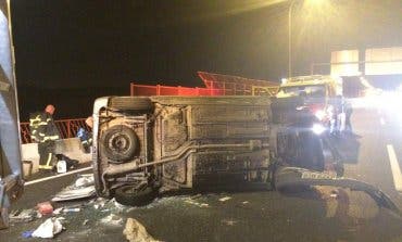 Un herido grave al volcar su coche en la M-45