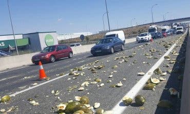 Un camión de melones pierde su carga en mitad de la A-4