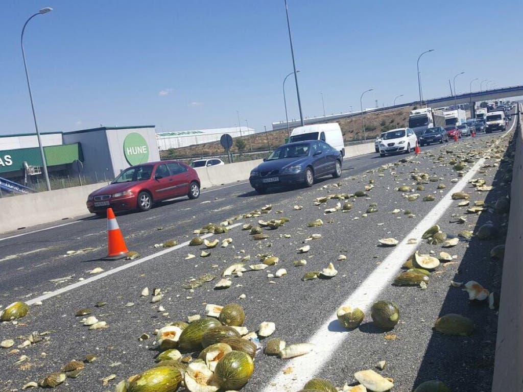 Un camión de melones pierde su carga en mitad de la A-4