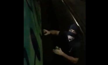 Un grupo de grafiteros encapuchados asalta un tren del Metro de Madrid